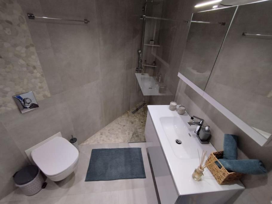 Floral Home 1 - Ground Floor Apt With Courtyard And Private Parking! Atena Exterior foto