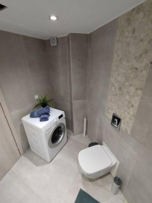 Floral Home 1 - Ground Floor Apt With Courtyard And Private Parking! Atena Exterior foto